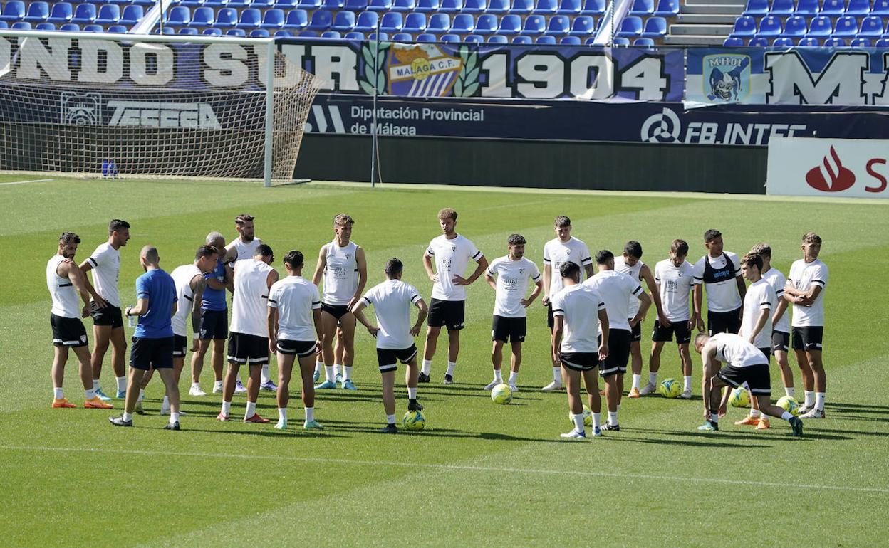 Jugadores del Málaga durante el entrenamiento de este viernes en La Rosaleda.