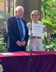 Imagen secundaria 2 - En la primera foto, un grupo de alumnas de El Limonar de 1º de la ESO y su profesora Lis Fontana, tras recoger sus diplomas. En la segunda, Ricardo Freires, Alejandro Nogal, Jonatham Baum e Inmaculada Eguía. En la última, Jonatham Baum e Inmaculada Eguía, durante la entrega de diplomas.