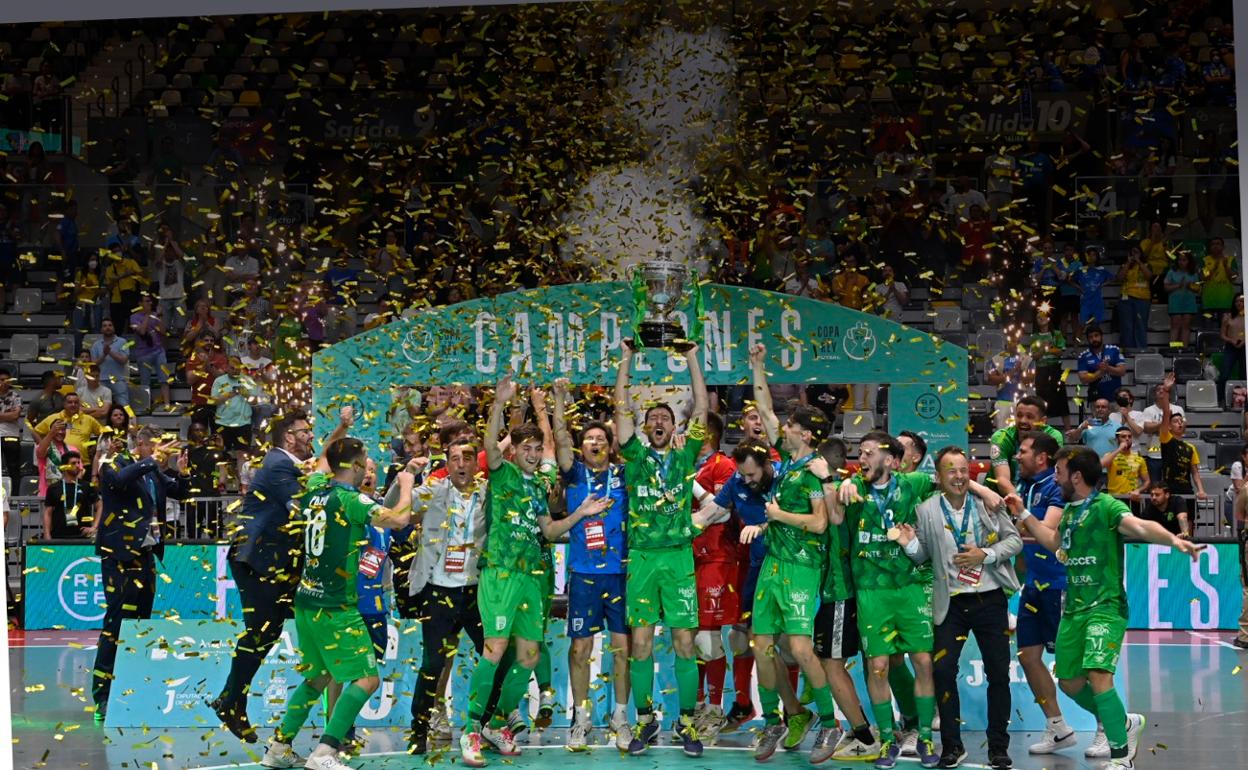 El BeSoccer UMA Antequera, en el momento de levantar la copa lograda ayer en Jaén. 