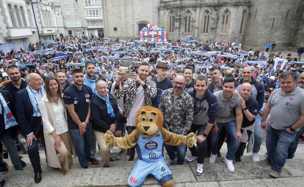 Dzanan Musa, con el trofeo, familiares, aficionados y la mascota del Breogán, en Lugo. 