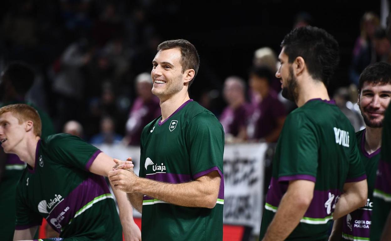 Abromaitis sonríe durante una presentación al comienzo de un partido. 