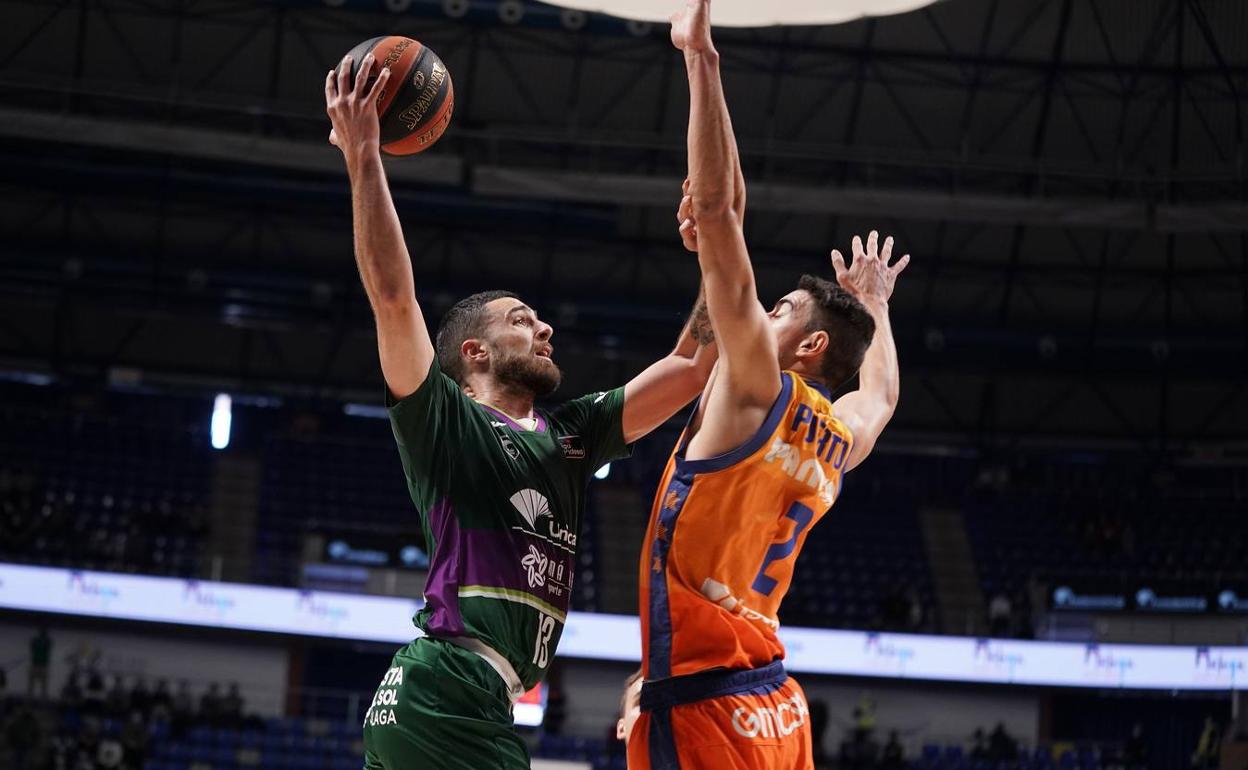 Francis Alonso intenta una canasta en el partido ante el Valencia. 