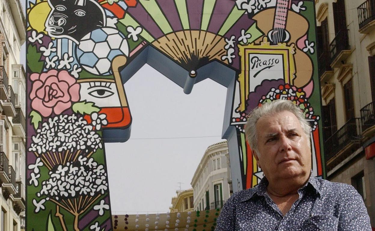 El pintor Eugenio Chicano, ya fallecido, con su portada de la feria, en 2001, en la plaza de la Constitución.