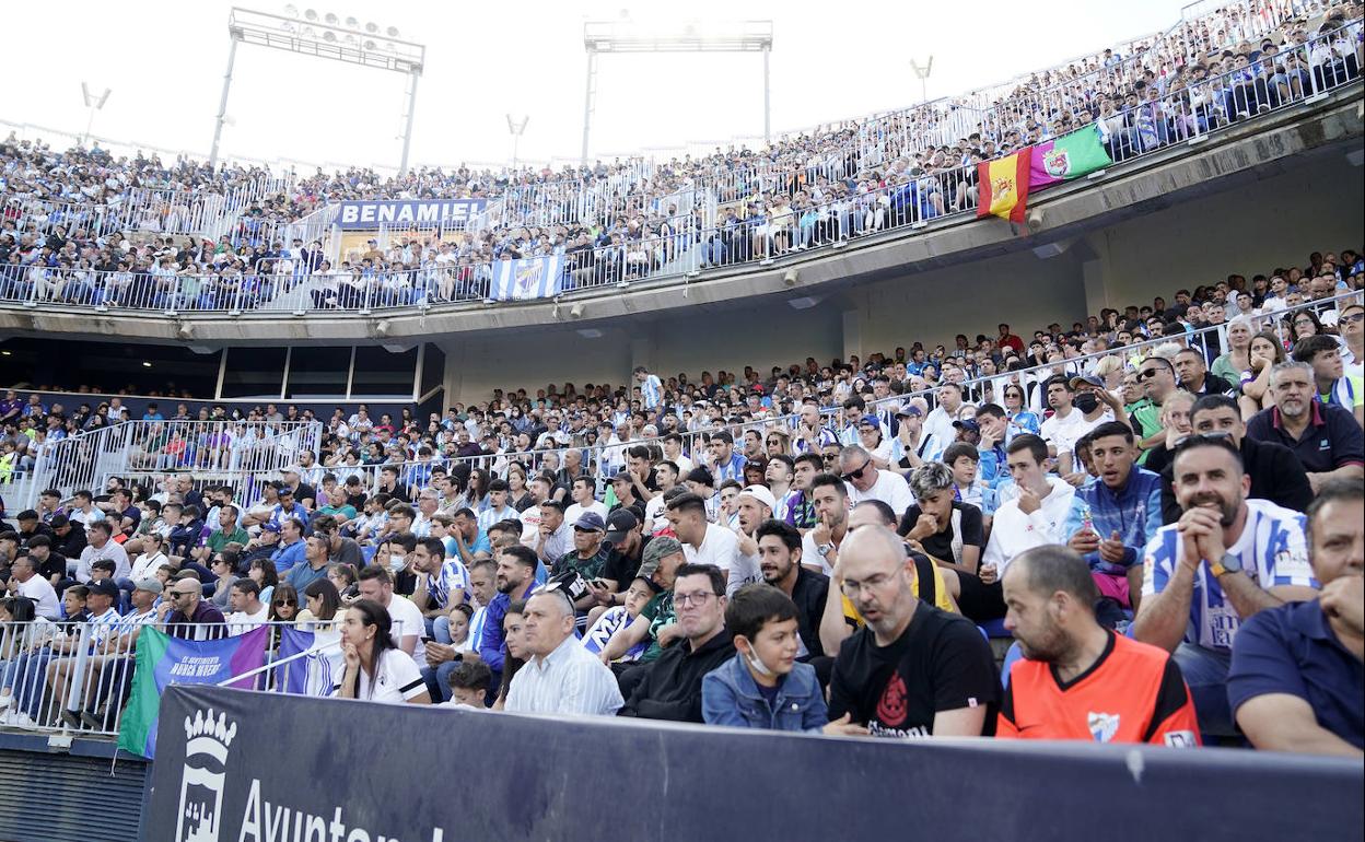 Aficionados en La Rosaleda durante el último partido del Málaga en casa, contra el Oviedo. 