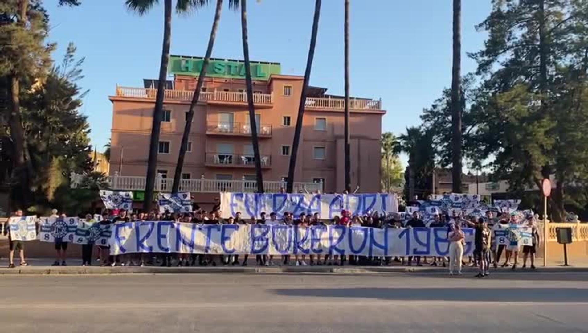 Amigos de Adrián, superviviente del atropello en la puerta de una discoteca de Málaga, le mandan su apoyo en el Hospital Regional
