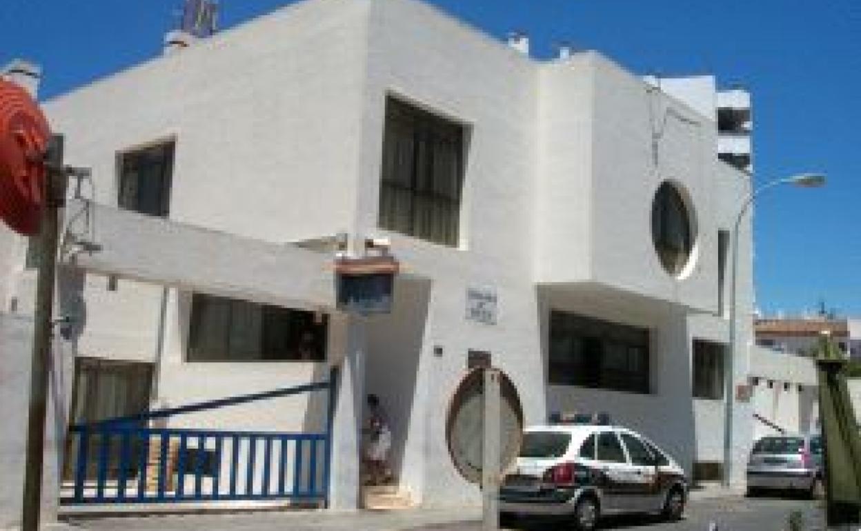 Una menor presa del pánico cae por el balcón al huir del maltrato de su padre hacia su madre en Torremolinos