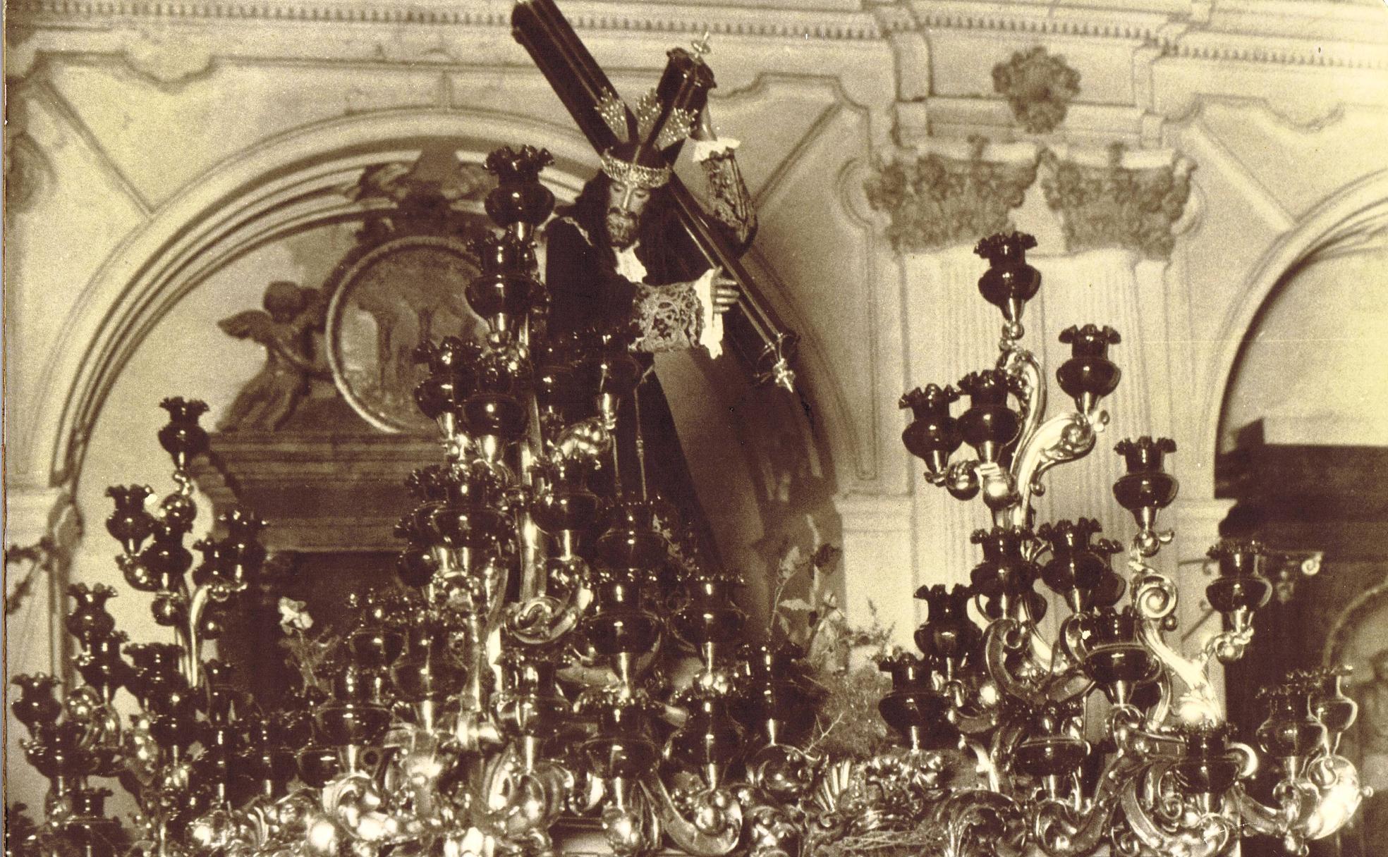 La antigua imagen de Jesús Nazareno 'El Rico', desaparecida en 1931, entronizada en el interior de la parroquia de Santiago. 