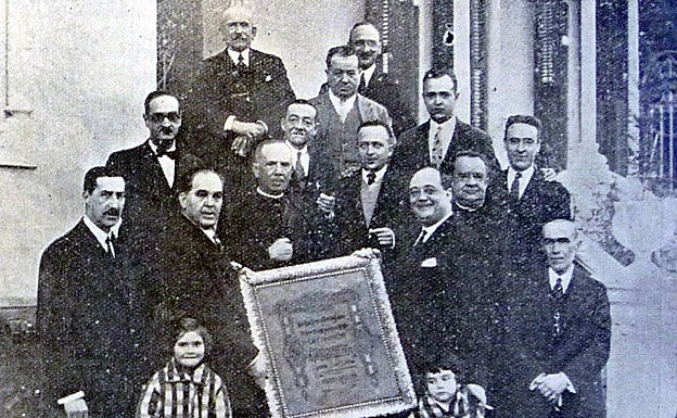 Nombramiento, en 1928, de Ramón Varea como hermano mayor honorario de la Cofradía de 'El Rico'. 