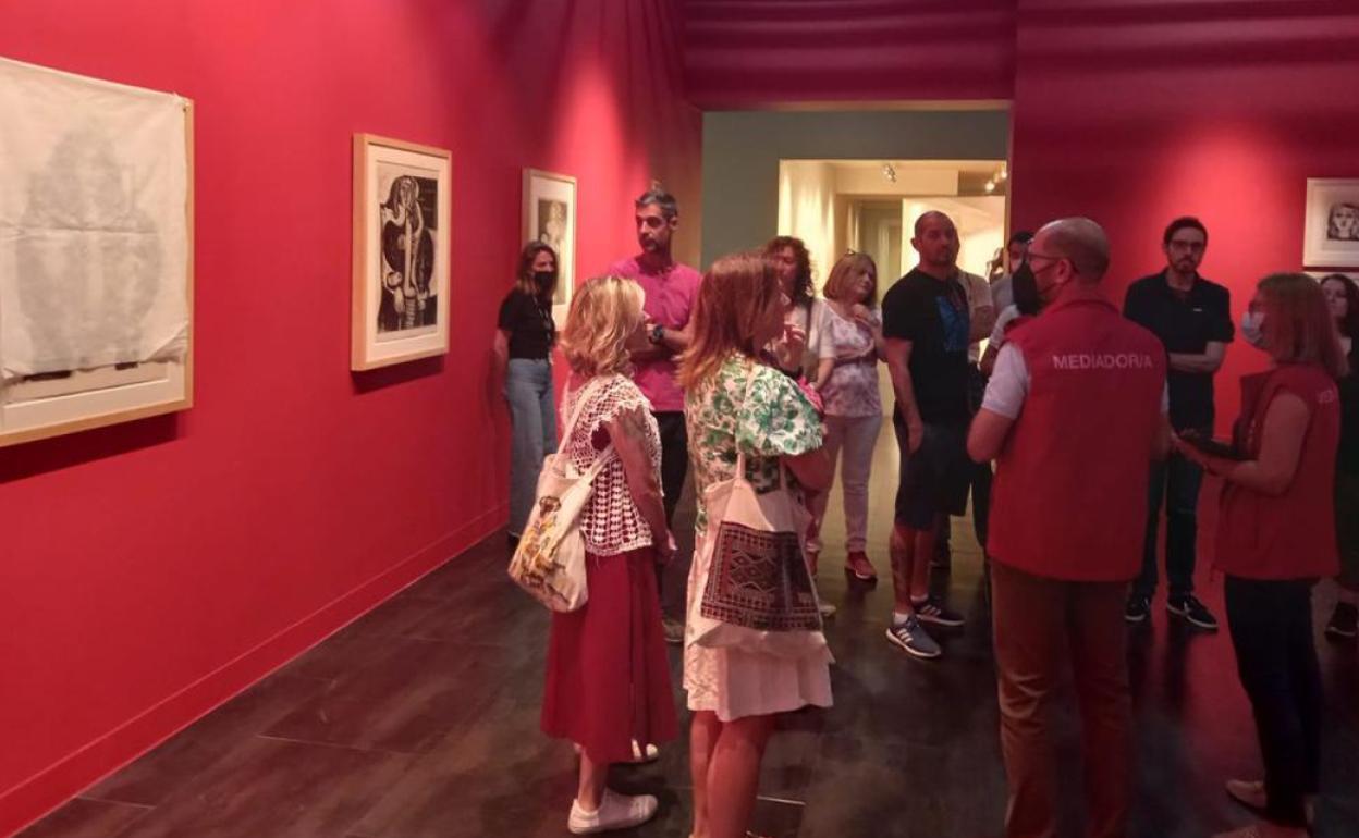 El público pudo conocer ayer la exposición de Picasso que se está montado en el centro expositivo. 