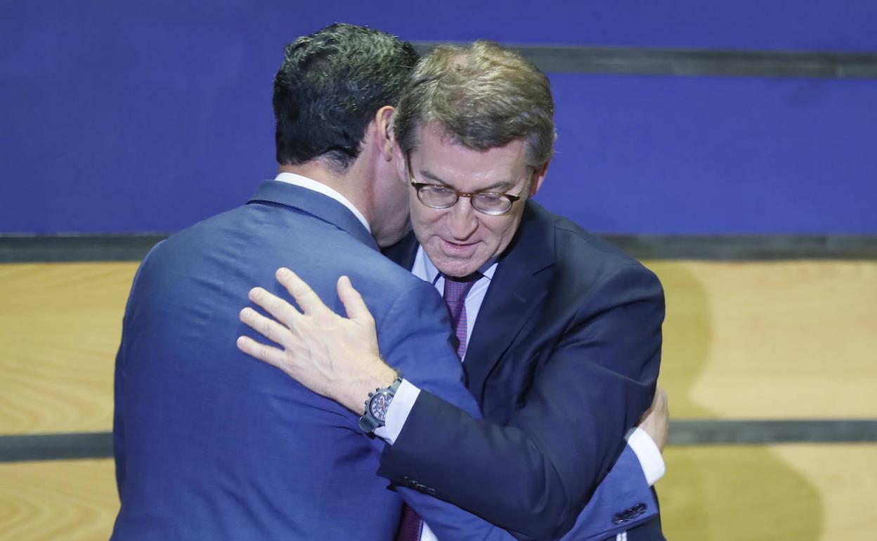 Juanma Moreno abraza a Núñez Feijóo tras su intervención en el encuentro con los empresarios. 