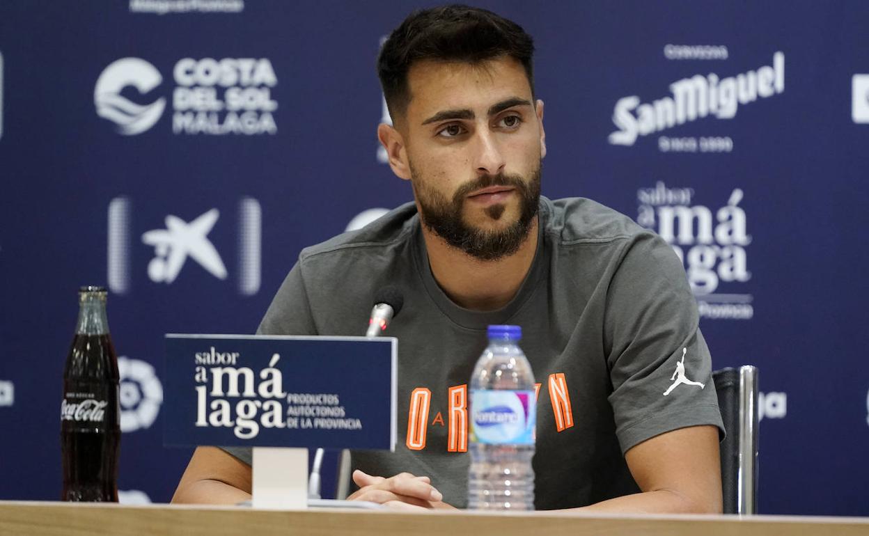 El jugador del Málaga, Luis Muñoz, en la sala de prensa de La Rosaleda.