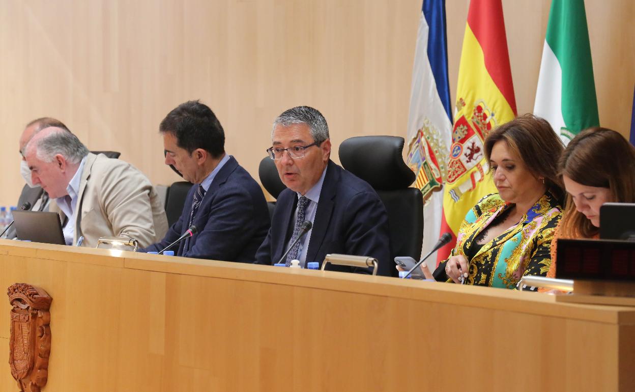 El presidente de la Diputación, Francisco Salado, este miércoles, en la sesión plenaria de la institución provincial.