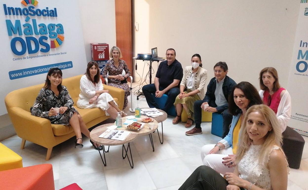 Representantes del Ayuntamiento de Málaga, la Asociación Arrabal-AID o la Universidad de Málaga, en la presentación de estos premios.