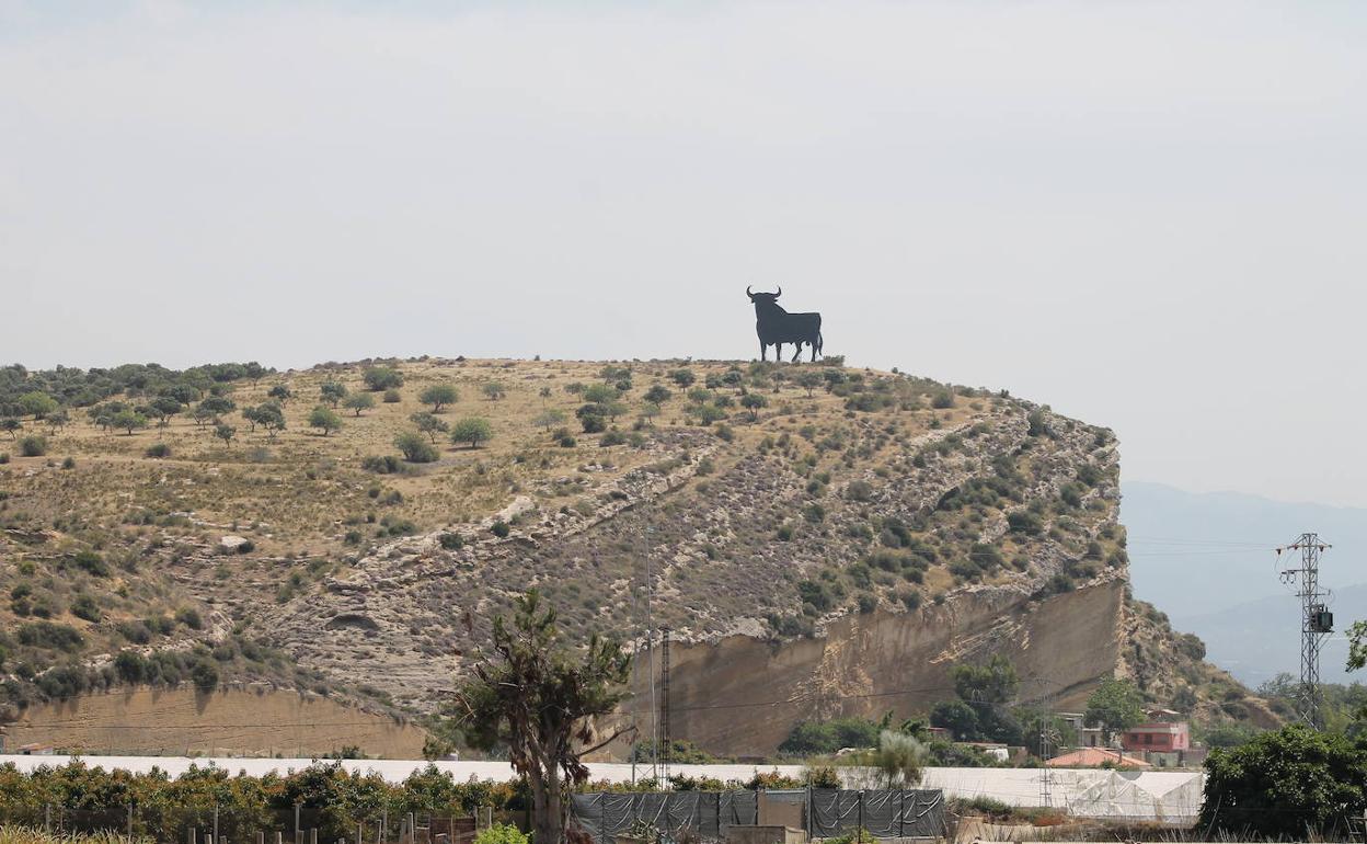 El toro de Osborne es uno de los emblemas de la costa de Vélez-Málaga. 