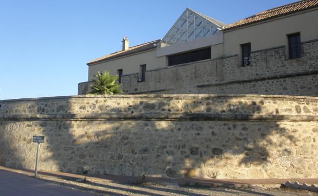 En Valle Niza se conserva este castillo costero, que hoy alberga una escuela de hostelería. 