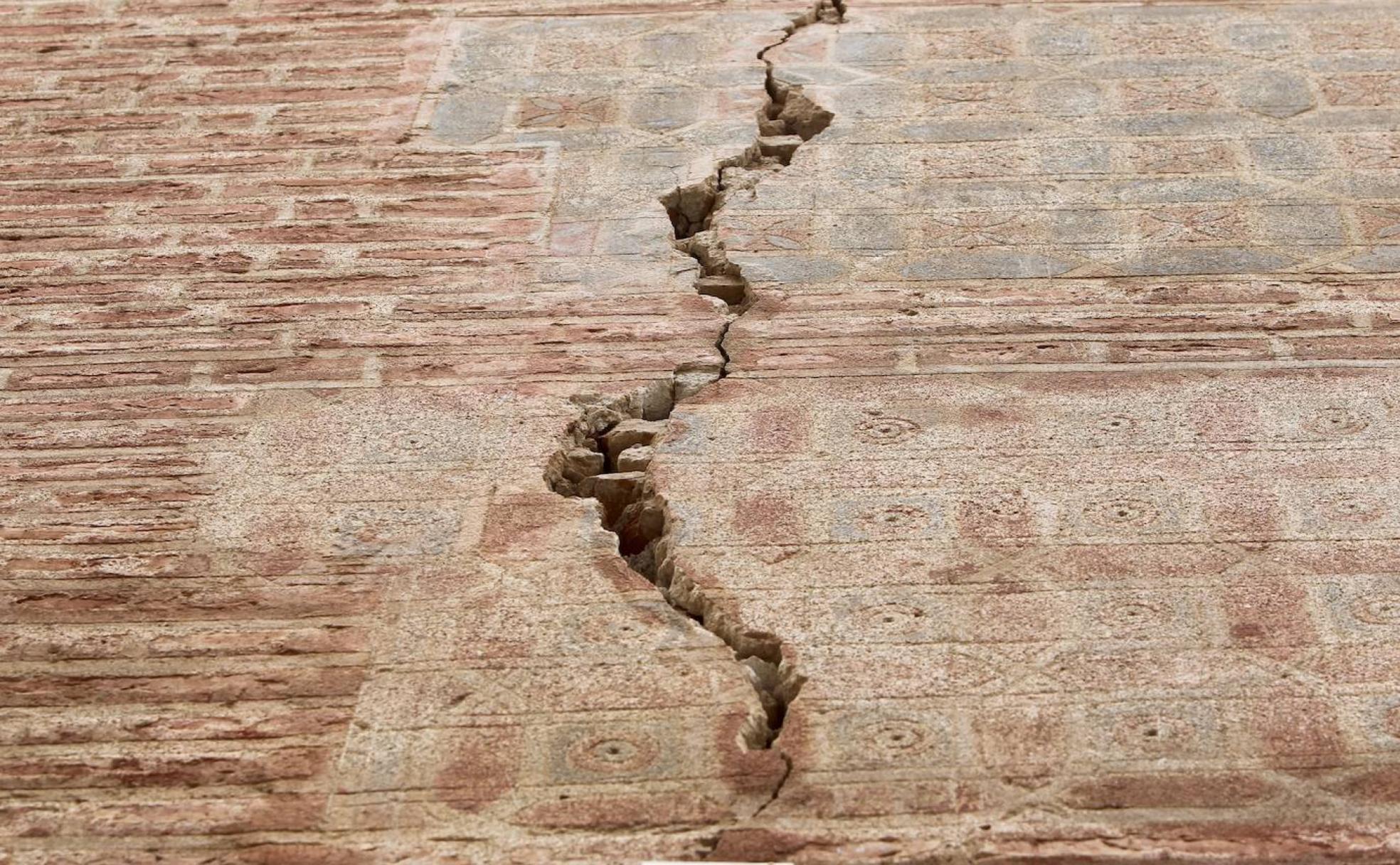 Detalle de la grieta que divide en dos la nave de la iglesia del Sagrario, junto a la Catedral de Málaga. 