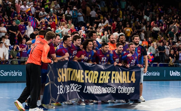 La plantilla del Barça celebra su pase a la Final Four de la Champions. 