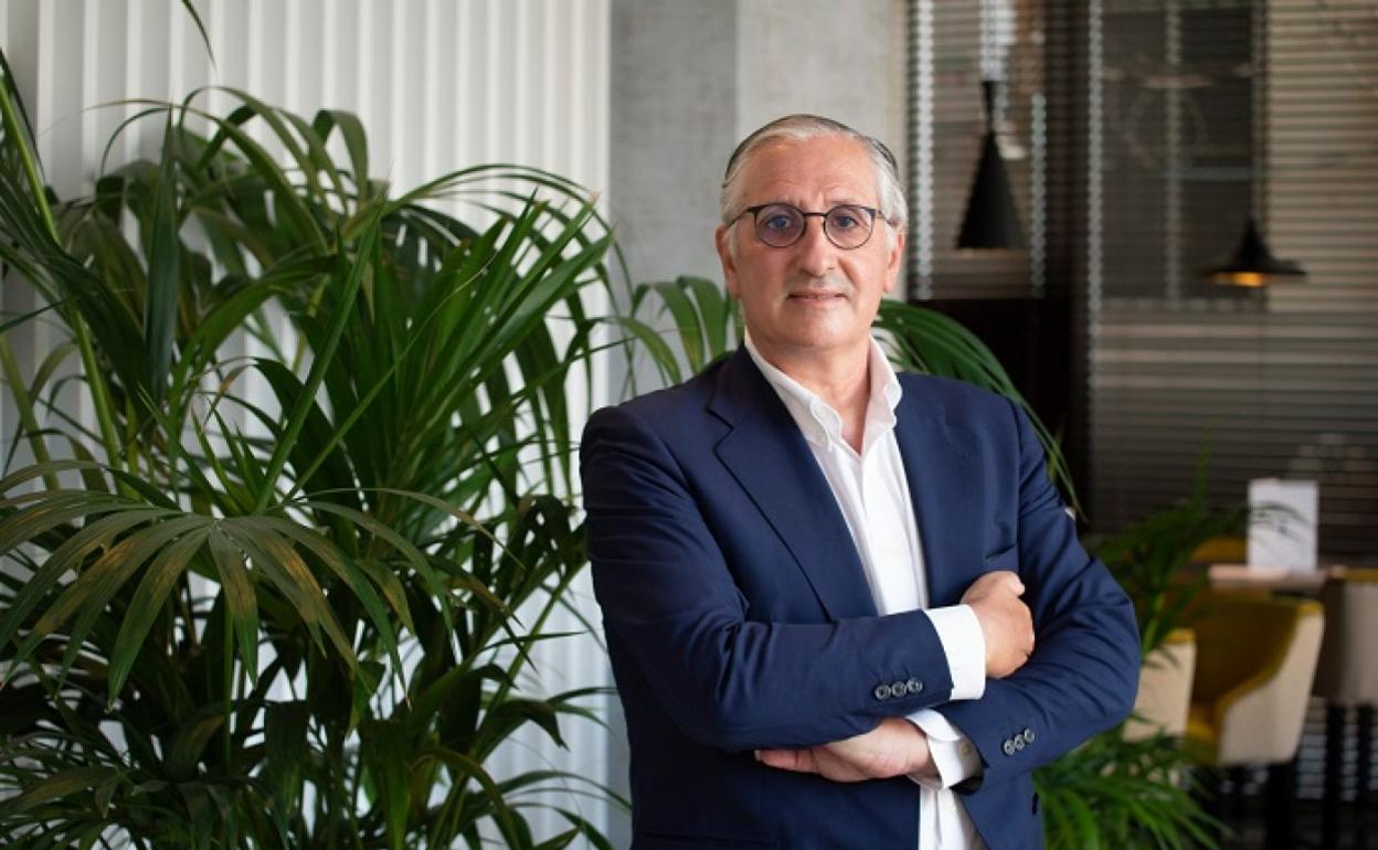 Iván Mertén posa para la foto, en el hotel Soho Boutique La Equitativa, antes de responder a las preguntas. 