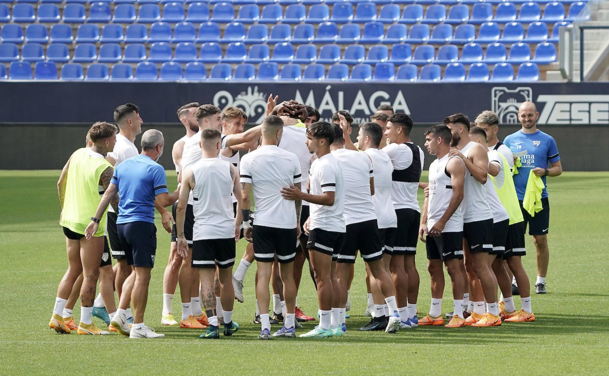 Los jugadores bromean con Sekou durante el entrenamiento de ayer.