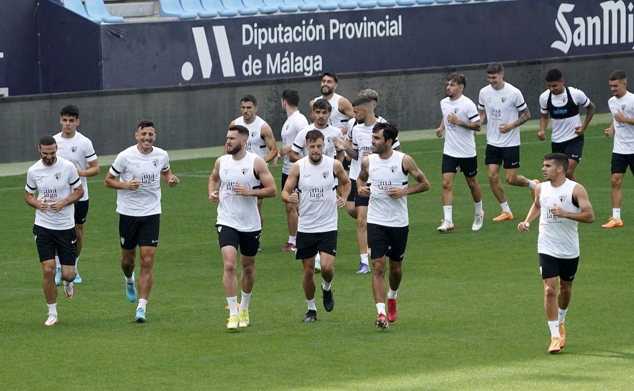 Jugadores del Málaga durante el entrenamiento ayer. 