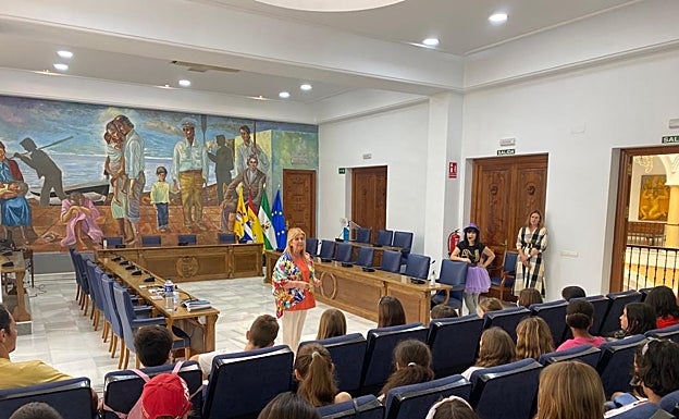  La concejala de Educación, Mari Carmen Cañizares, ha recibido este viernes en el salón de plenos al alumnado de 4º de Primaria del CEIP Los Jarales de Torre de Benagalbón. 