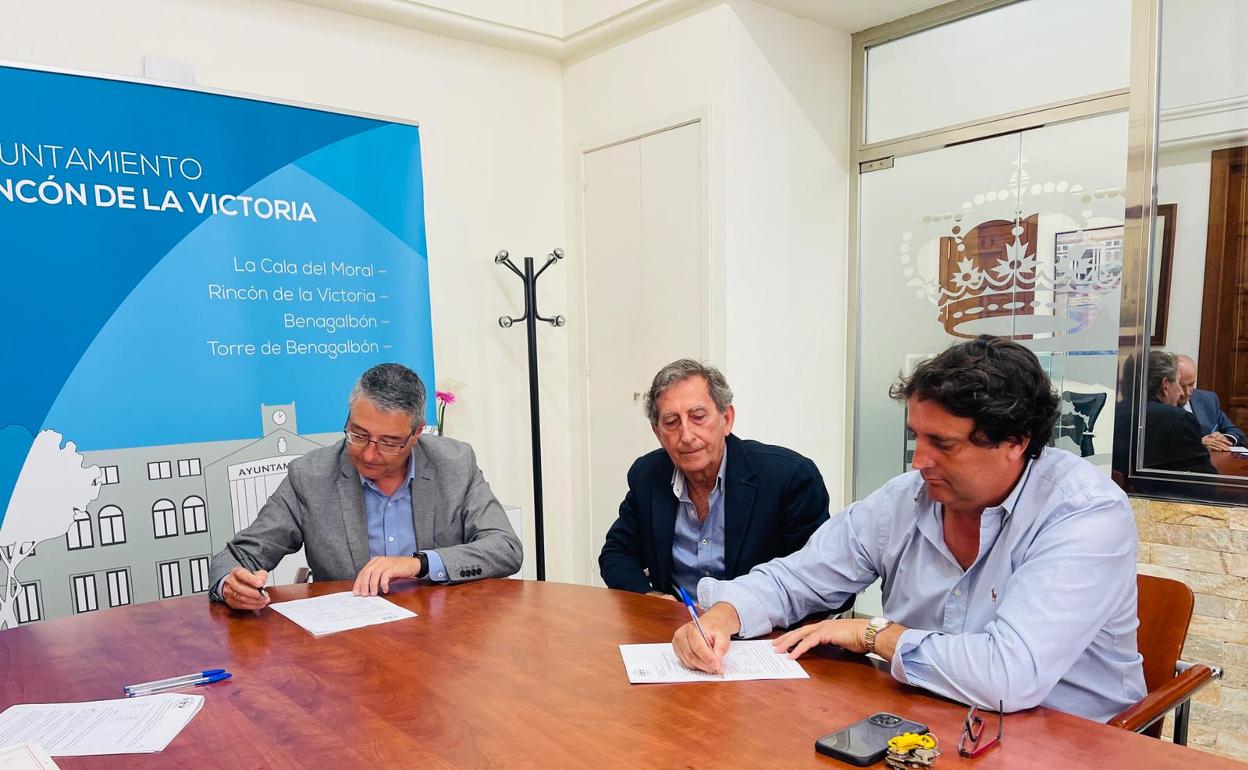 Firma del acta de ocupación y pago de la parcela ubicada en La Cala del Moral. 