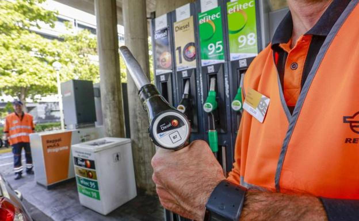 Un operario de una gasolinera. 