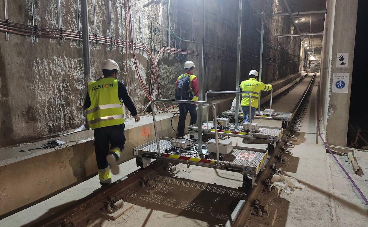 Técnicos de Alstom trabajan en el montaje de los sistemas de señalización y seguridad del metro en el Centro. 