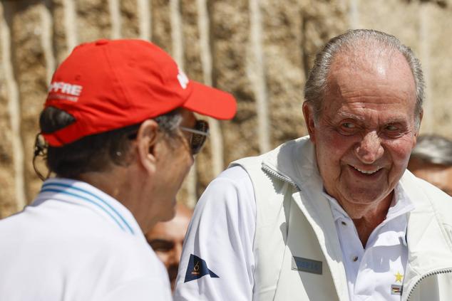 El rey emérito Juan Carlos I (i) junto a su amigo Pedro Campos 