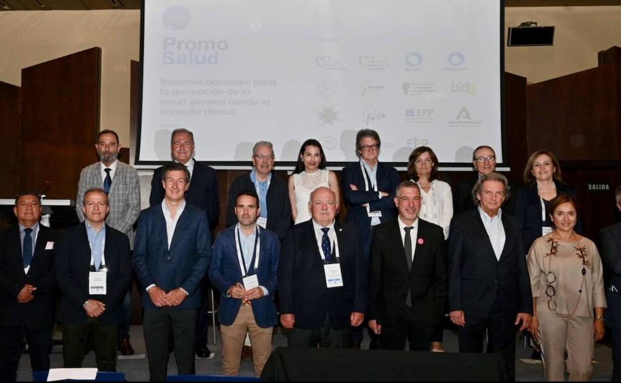 Foto de familia de los participantes en el acto de PromoSalud. 