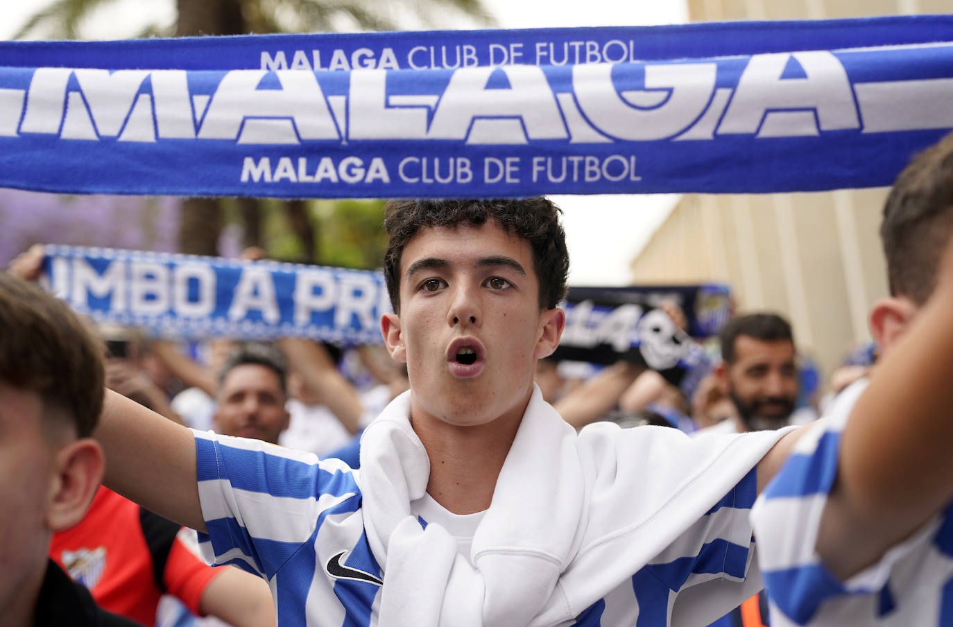 Impresionante recibimiento de la afición al Málaga. 