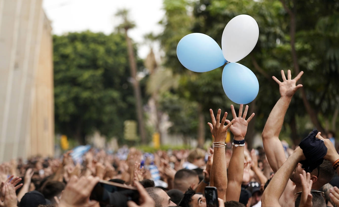 Impresionante recibimiento de la afición al Málaga. 