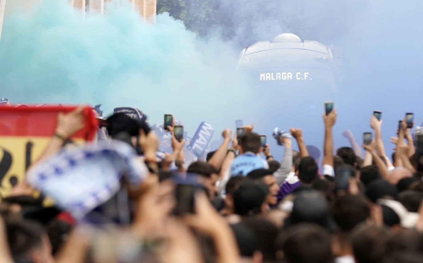 Impresionante recibimiento de la afición al Málaga. 