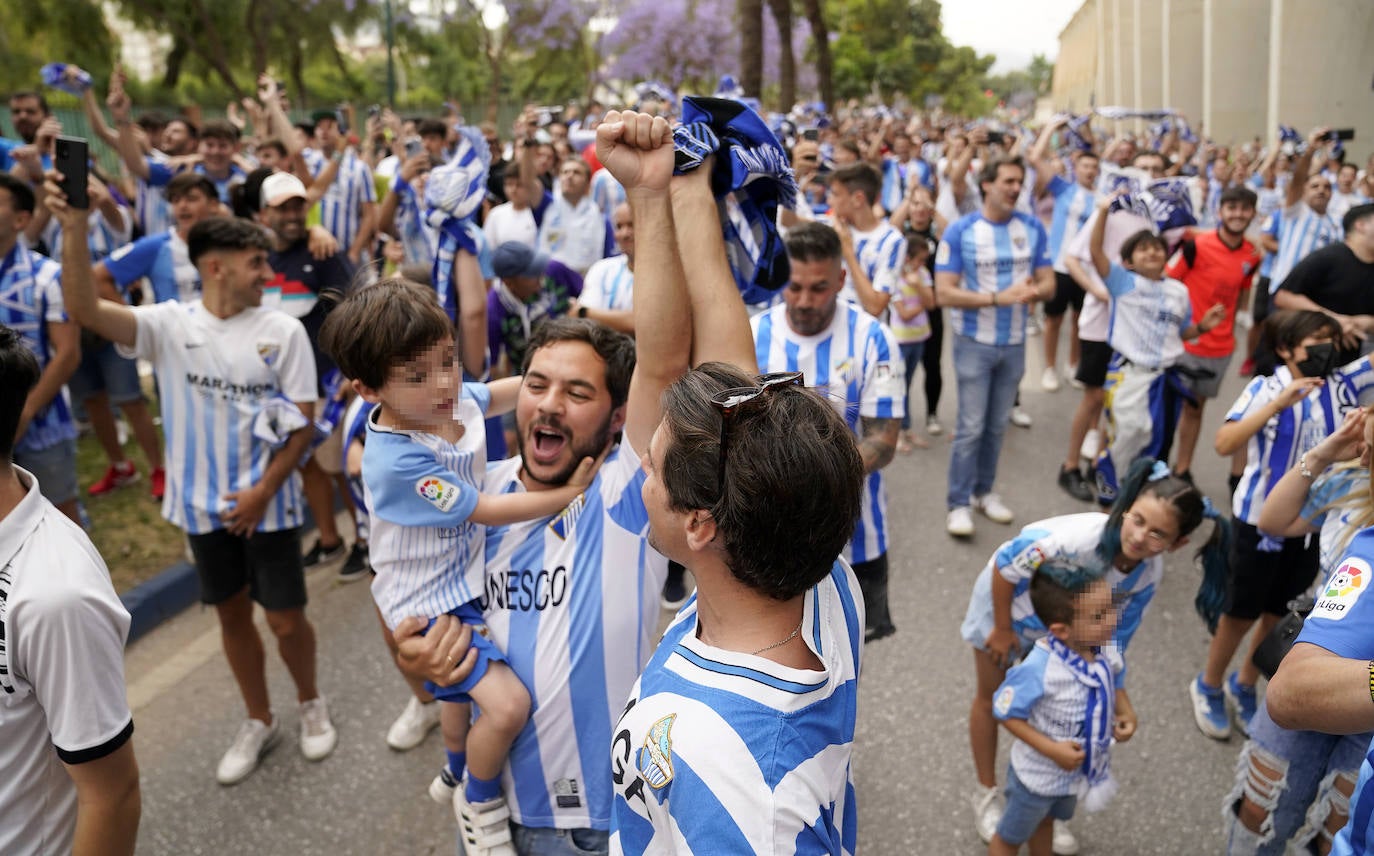 Impresionante recibimiento de la afición al Málaga. 