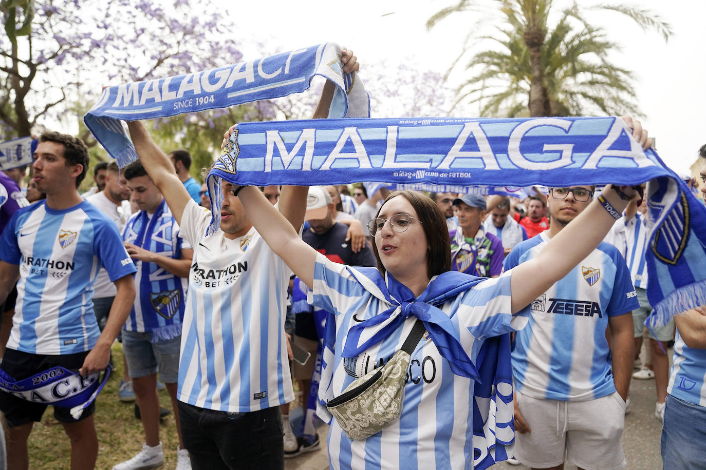 Impresionante recibimiento de la afición al Málaga. 