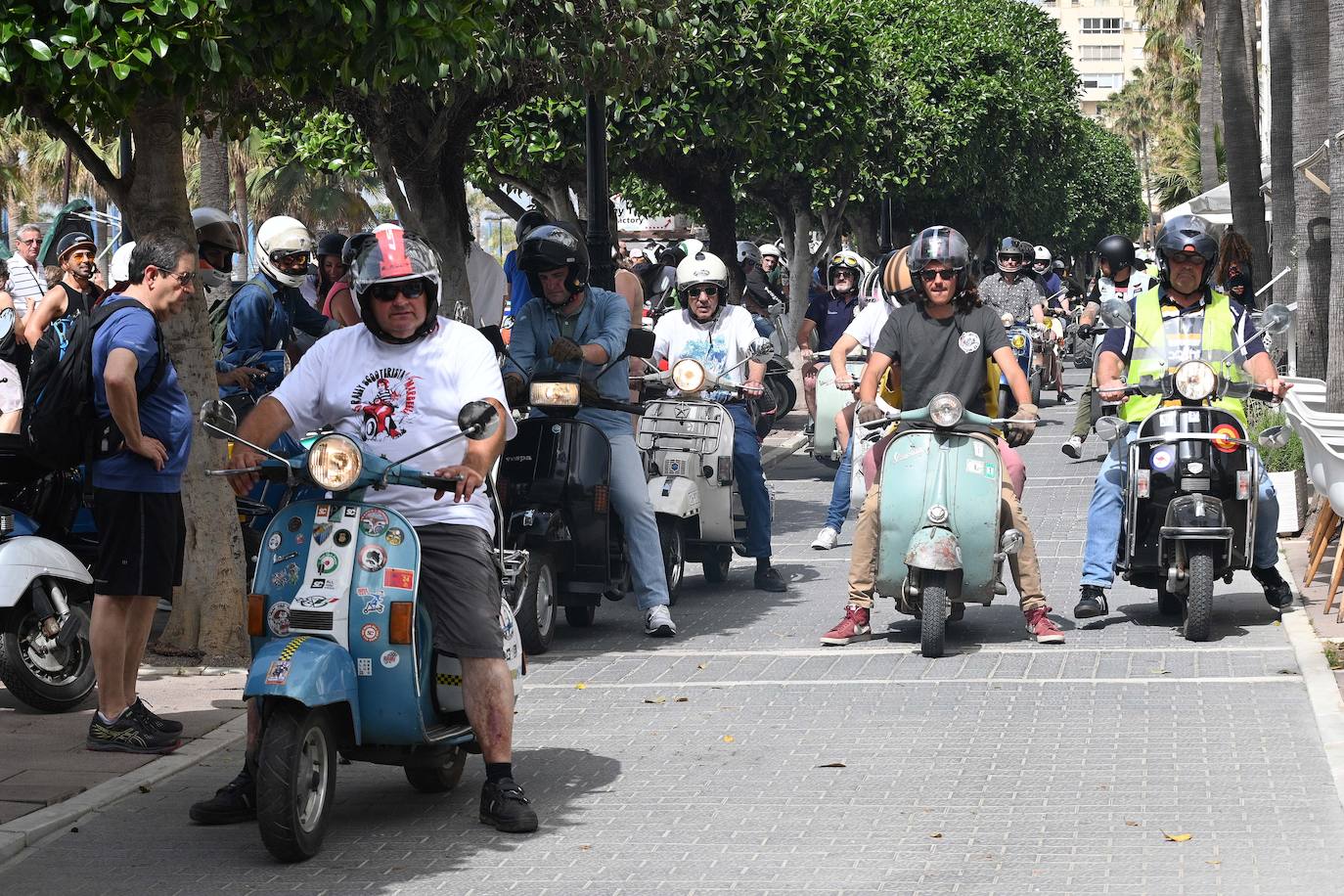 Las motos clásicas recorren Marbella. 