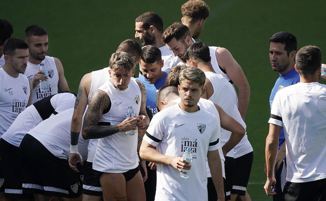 Jugadores del Málaga durante el entrenamiento de ayer.
