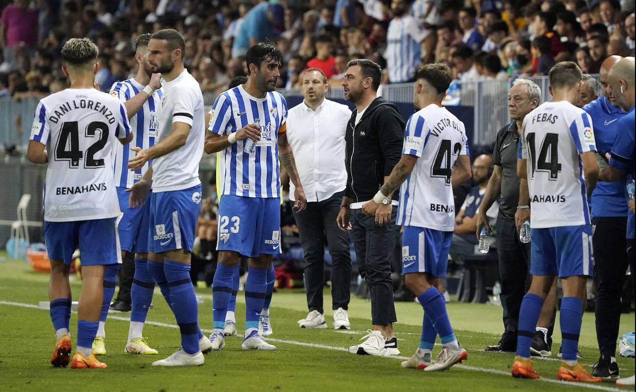 Escassi conversa con Guede durante una pasusa de hidratación en el partido contra el Burgos.