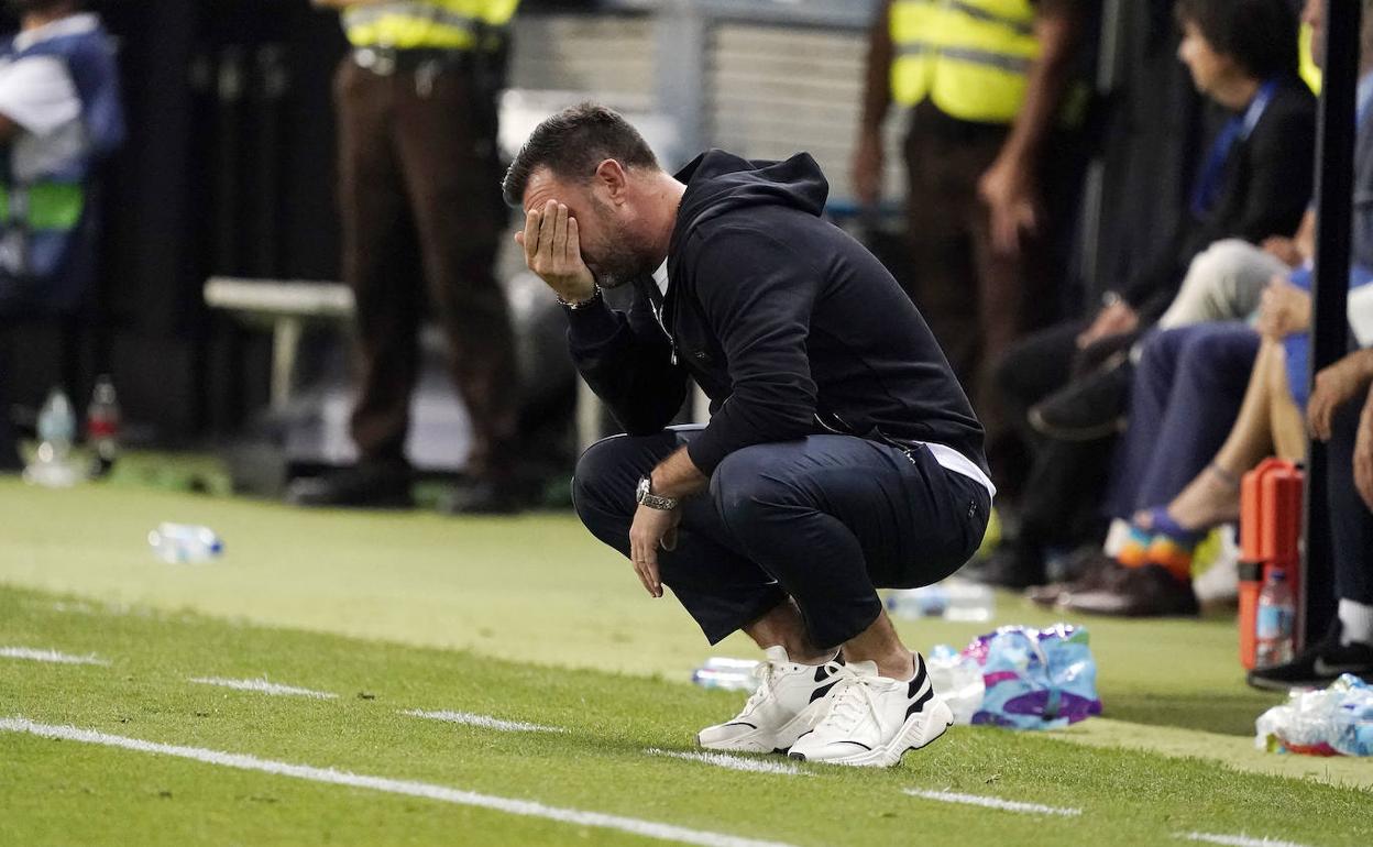 El entrenador del Málaga, Guede, se lamenta durante el partido contra el Burgos. 