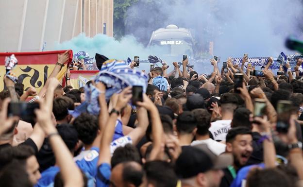 Aficionados del Málaga animan a los jugadores del Málaga en su llegada a La Rosaleda.