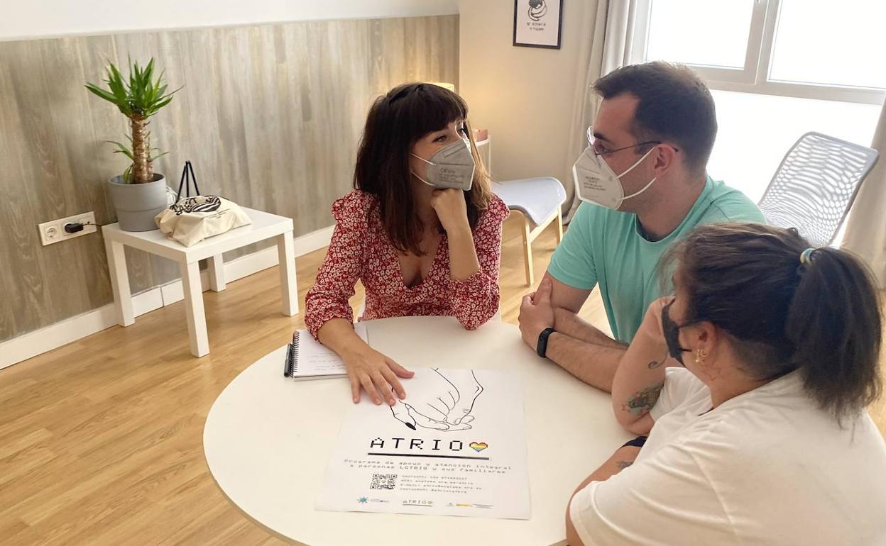 Ángela García, Kike Rosa y Maryam Pérez, durante su encuentro con SUR.