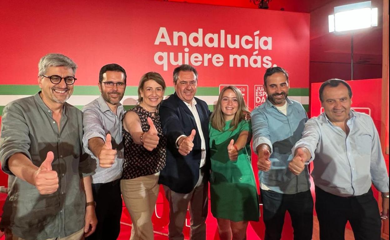 Espadas con miembros de la candidatura socialista por Málaga y el secretario general provincial, Daniel Pérez, y su homólogo antequerano, Kilo Calderón.