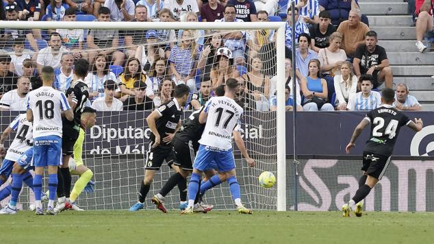 El Málaga pierde con el Burgos en La Rosaleda. 