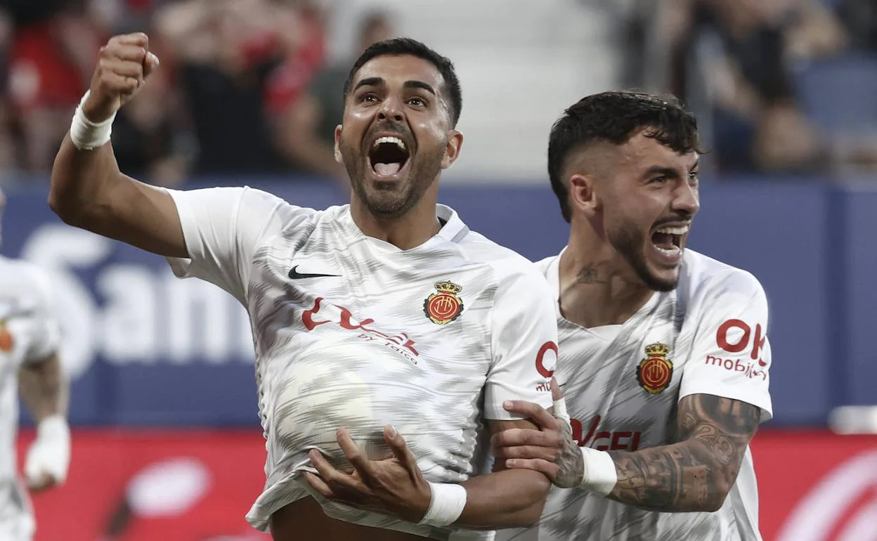 Ángel celebra (con el balón bajo su camiseta) su gol en Pamplona ante Osasuna este sábado. 