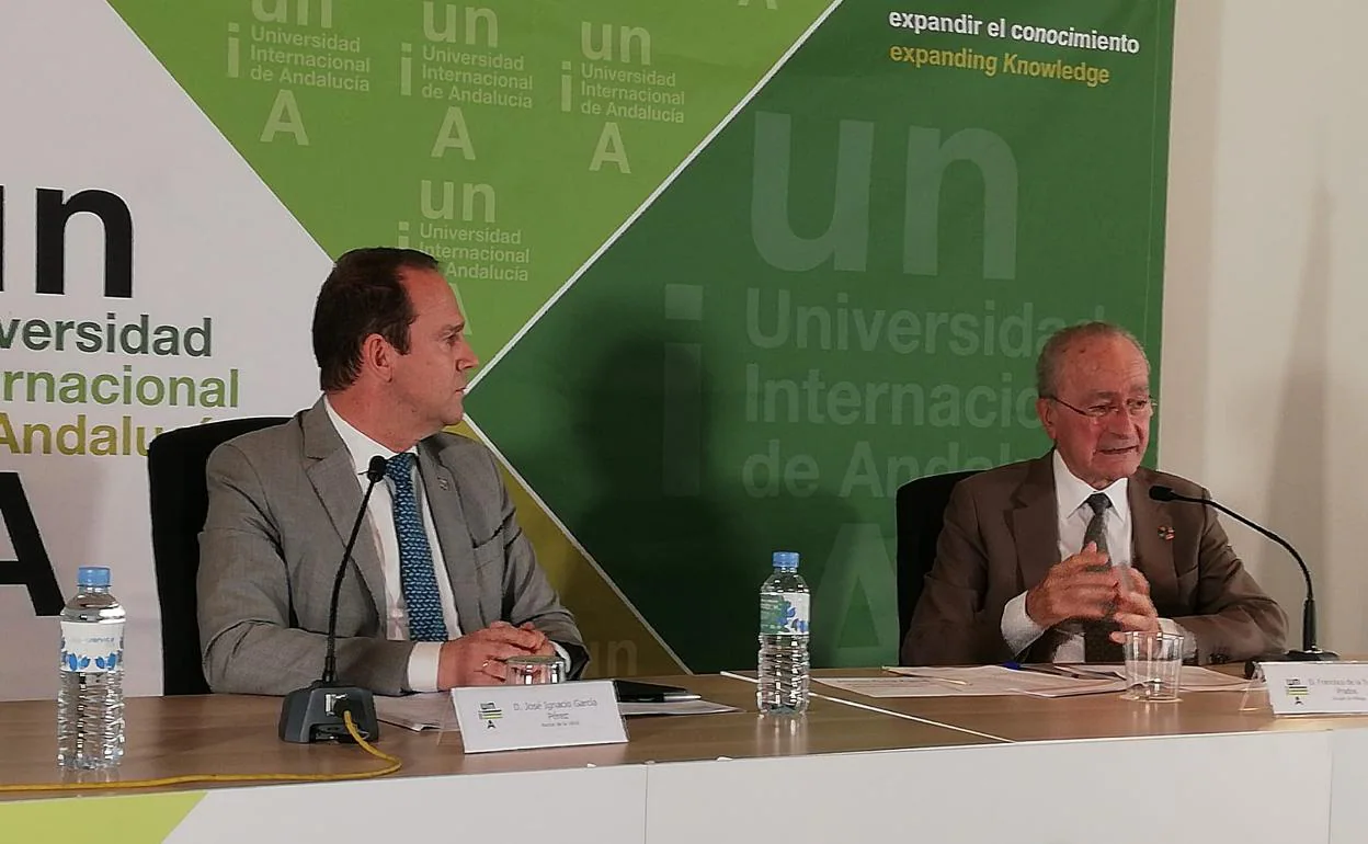 El rector de la UNIA, José Ignacio García, y el alcalde, Francisco de la Torre, en la presentación de los cursos de verano. 