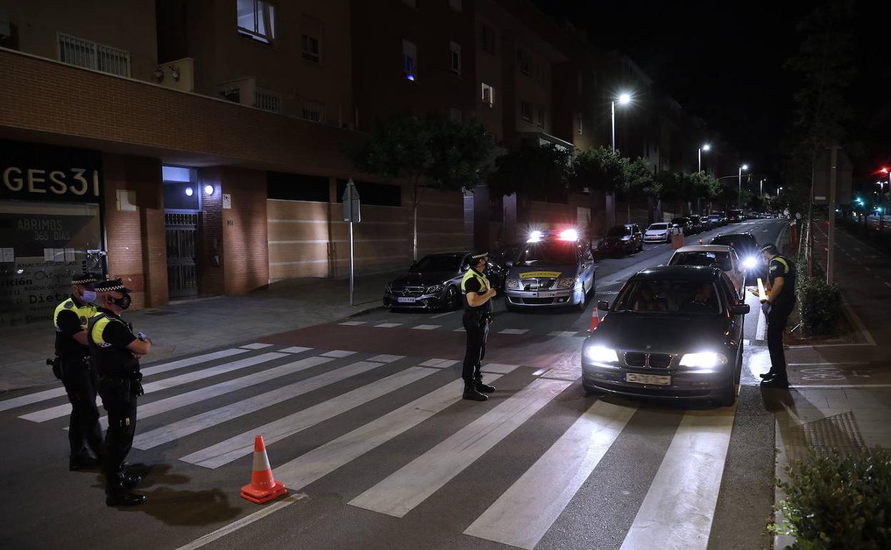 Imagen de archivo de agentes de la Policía Local en un control. 