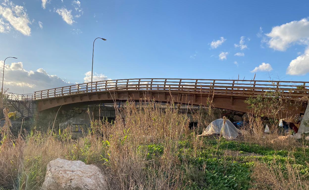 Imagen del puente de madera instalado sobre el cauce del arroyo Santillán, en el límite con Vélez-Málaga. 