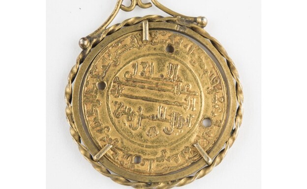 Imagen principal - Dinar de oro de Ali Ibn Youssede la Ceca de Fez (arriba). Figura femenina de terracota, de Ibiza, y 'Efebo escanciador de bronce', de la ciudad romana de Volubilis.