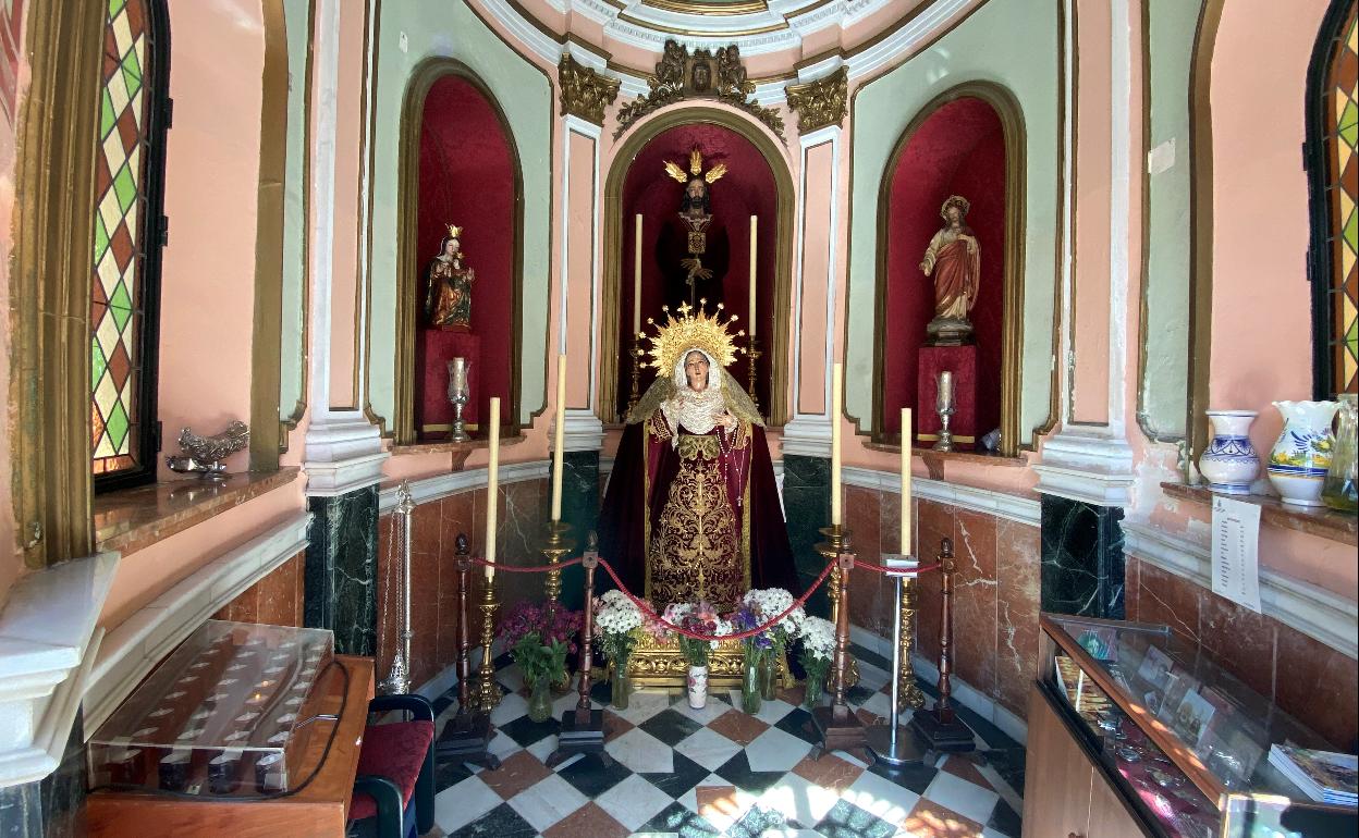 La Virgen de Gracia, a los pies del Señor del Rescate en su capilla de la calle Agua. 