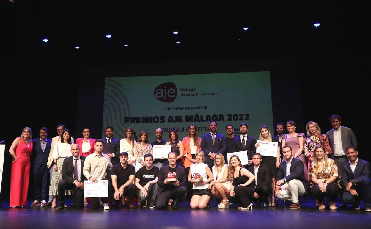 Premiados, miembros de AJE y autoridades, en una foto de familia. 